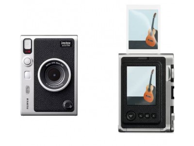 Камера Fujifilm Instax Mini Evo сочетает в себе цифровой и пленочный